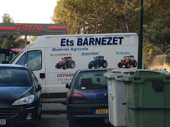 La TOTALe ! Ce sont des cousins au 7ème degré, je ne les connais pas, mais je ne peux m'empêcher de signaler une synchronicité très croustillante: ces Ets Barnezet sont basés à Cuers dans le Var, devinez à quelle adresse? RUE DE L'ÉVOLUTION !! Moi qui parle d'évolution dans toutes mes pages ou presque, des homonymes habitent eux, la rue du même nom... nom assez rare pour une rue, c'est la première que je vois, vous en connaissez une autre ailleurs?