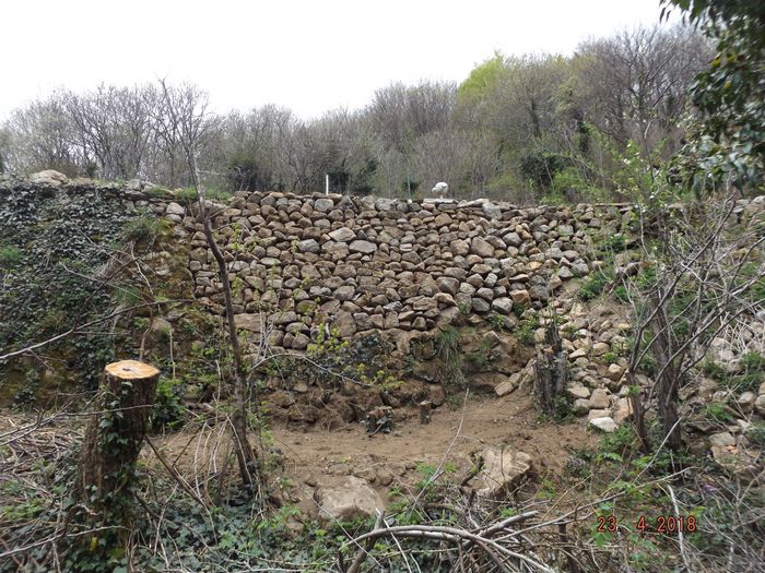 Et voilà le travail, en 8 jours de beau temps chaud pour la saison, le mur est reconstruit