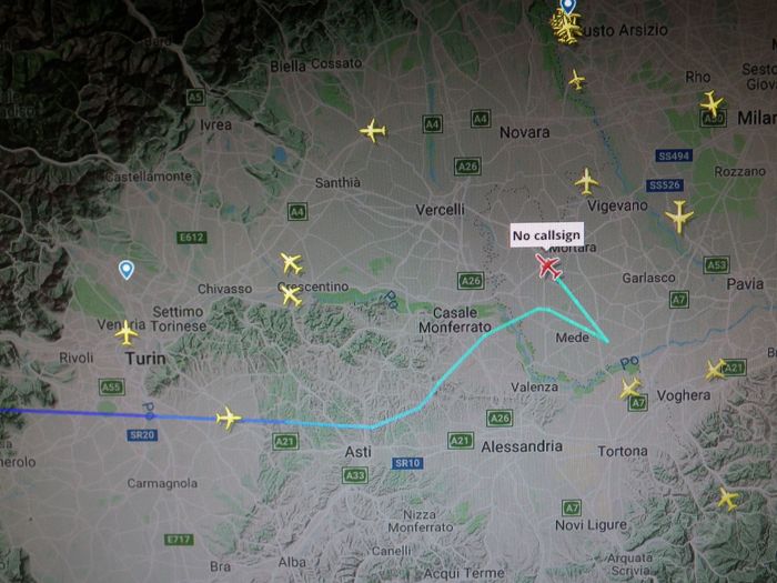 Après être descendu jusque vers 3/4000m, l'avion commence a faire des tours dans son secteur prévu pour l'épandage. Comme il revenait sur Tortona puis Voghera, je m'apprêtais a refaire une capture quand l'avion a subitement disparu de l'écran! Avec toute la trajectoire et ce qui le concerne bien sûr.