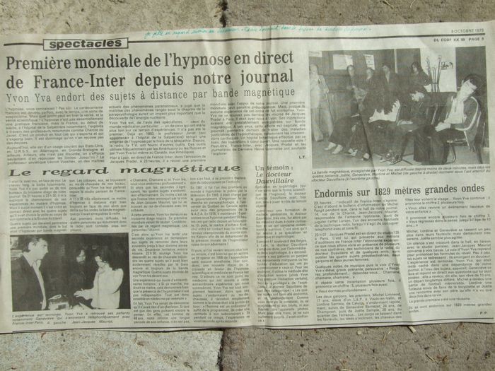 D’abord la photo générale qui permet d’authentifier le journal et la date de parution: 8 octobre 1979. Sur la photo en haut à droite de l’article, je suis le personnage de droite sur la ligne des personnes debout. Ma femme de l’époque se trouve, elle, sur l’autre photo, au téléphone; elle est aussi citée nommément dans l’article. Mais que faisions-nous dans cette galère? la suite, dessous.