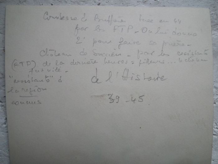 Verso de la photo de la comtesse, sur lequel ma mère avait écrit ce qu'elle savait de son assassinat,  d'après ses amis de Pont de Beauvoisin qui connaissaient la comtesse.