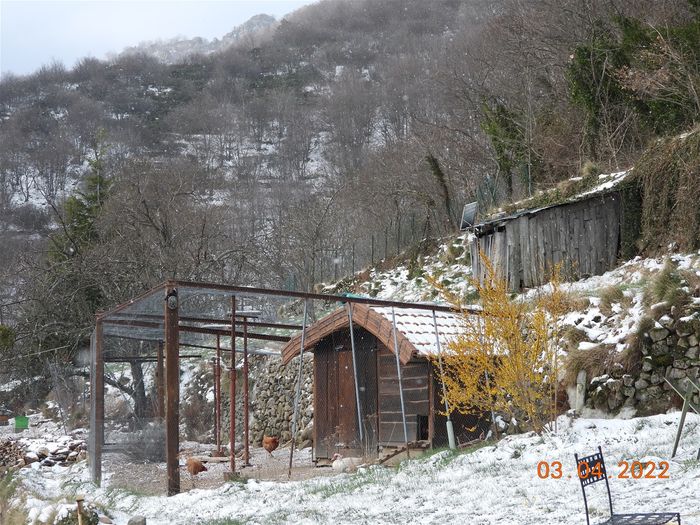 3 avril, et ça n'a quasiment pas fondu, et pour cause: gel continu, jour et nuit, du 1er avril vers 1/2h du matin jusqu'au 4 avril dans l'après-midi. Ensuite c'est frais, bon au soleil, mais le printemps ne commencera vraiment qu'après la dernière chute de neige de la photo suivante. Une ou 2 fois par an, j'observe un changement net de météo coïncidant avec le changement de mois. C'est anti-hasardeux, et oblige à introduire une nouvelle variable artificielle!
