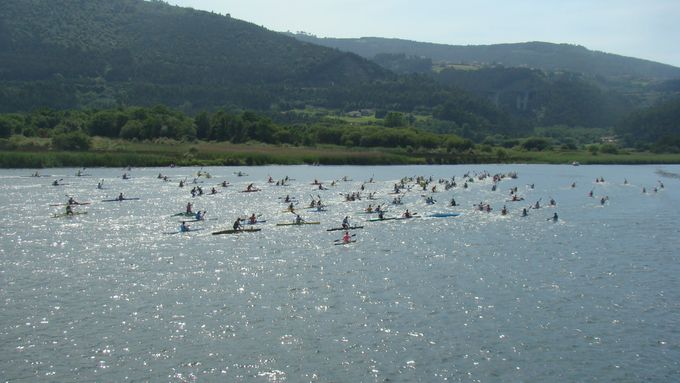 Multitudinarias salidas en un Nalón con poca agua.