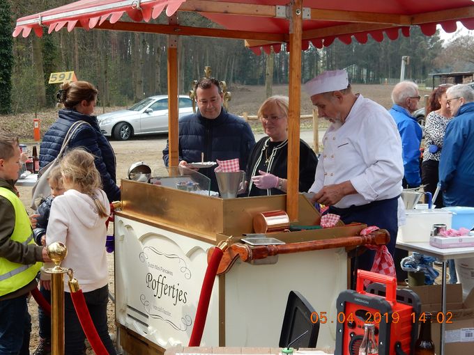 Onze oudhollandsche Poffertjeskraam.