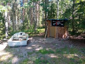Kapten Blåskäg s Piratnäste på en öde ö