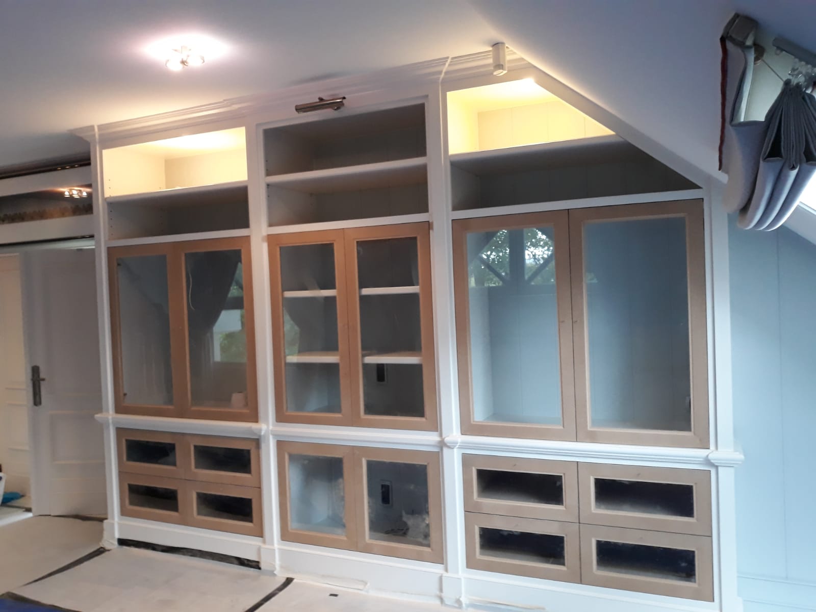 Meuble en bois et vitre sur mesure dans les combles , grenier pour maximiser l'espace