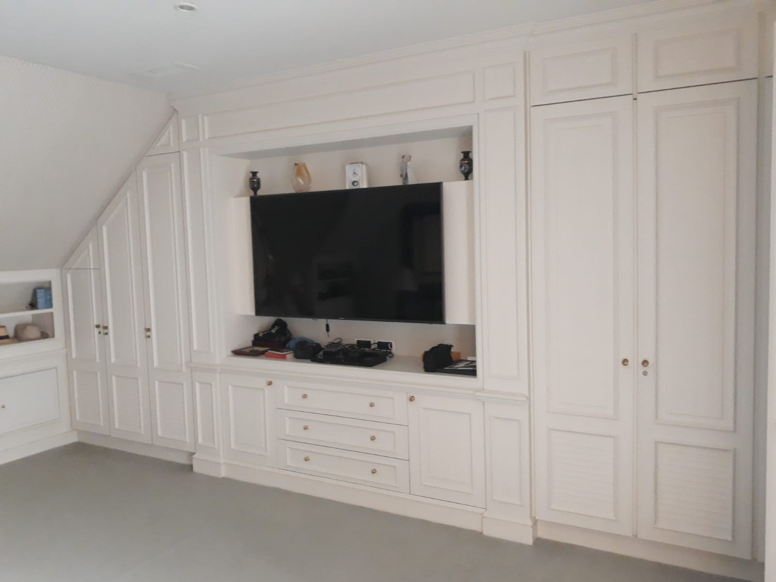 Meuble tv  sur mesure en bois blanc encastré