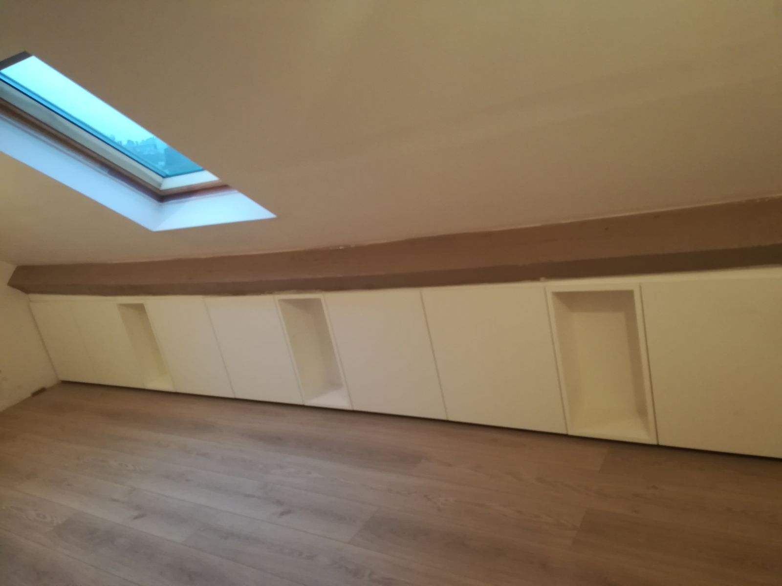 Dressing sur mesure dans les combles , grenier pour maximiser l'espace