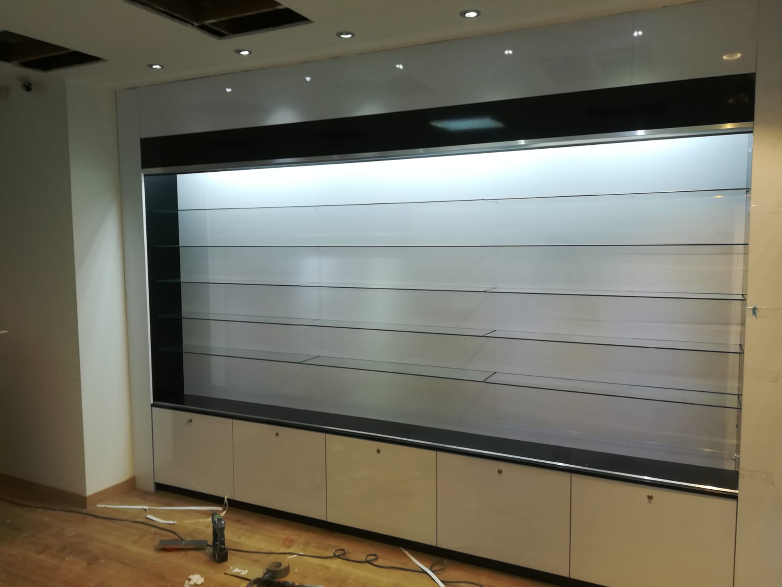Vitrine pour magasin de téléphonie, pharmacie, exposant.... sur mesure en bois , vitres et luminaires