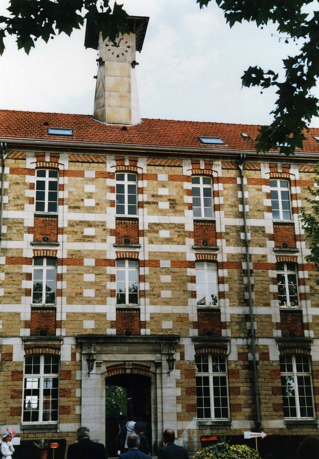 Accueil à l'entrée en haut de la Cour d'honneur ....