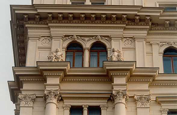 101_Detailansicht des schwer gegliederten Eckrisalitbereiches im 4. St