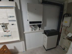 Großer 15 kW Hybridwechselrichter mit Batteriespeicher