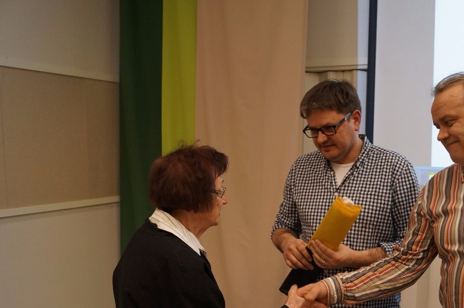Annikki Pentikäinen ottamassa vastaan kerhon kunniajäsenyyttä puheenjohtaja Lasse Heikkiseltä ja varapj. Jouko Kuosmaselta.
Onnittelut Annikille kunniajäsenyydestä!