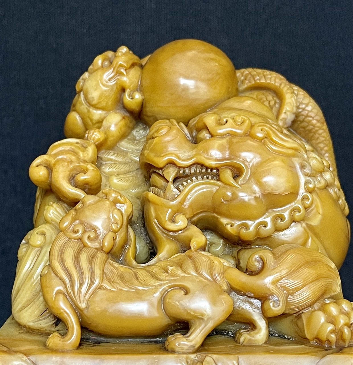 中国古美術・田黄石彫り・半丁作 壬辰年・細密彫・蘿蔔絲紋・篆刻・書道具・文房具 中国古美術・田黄石彫り・半丁作 壬辰年・細密彫・蘿蔔絲紋・