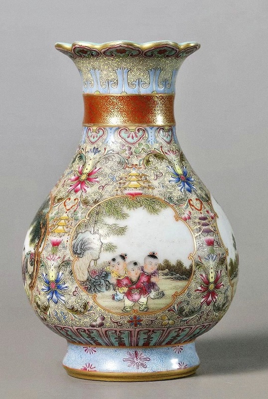 乾隆年製珐琅彩賞瓶 瓷器 美術品 置物 A Canton enamel 'European subject' snuff bottle Mark and
