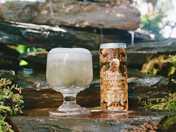 Can and glass of Mydflower Elderflower Wine – Quality Europe products