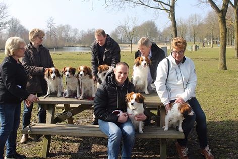 VlNR boven: papa Yari, zusje Floortje, mama Ashley, broer Fonske. broer Fredo. Onder: links zusje Foxy en rechts Fayah, die wat anders belangrijker vond als de fotograaf.
