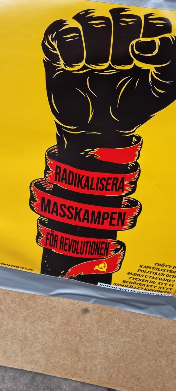 Hämtat från Husby torg. Känner man en chans vet man att detta inte handlar om en revolution. Det finns just nu ingen masskamp att radikalisera, så bilden är snarast ämnad till att suga musten ur den med revolutionärt sinnelag. Deras hemsida kan heller inte kallas revolutionär. Man skull till exempel kunna skriva att det är möjligt att krossa högern precis som på 1900-talet.Vill man ha mer än knallpulverpistoler har radikalklasskamp.se bättre symboler rakt av!