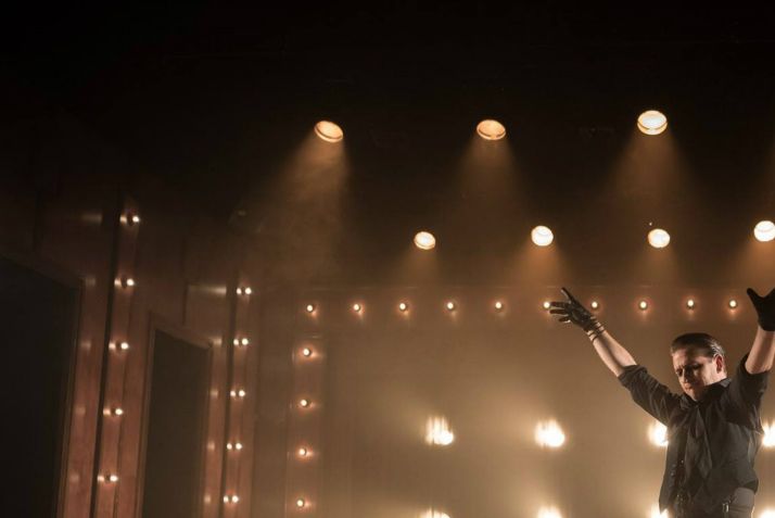 Hans Marius Hoff Mittet som Emcee i Cabaret på Nordland Teater høsten 2016.