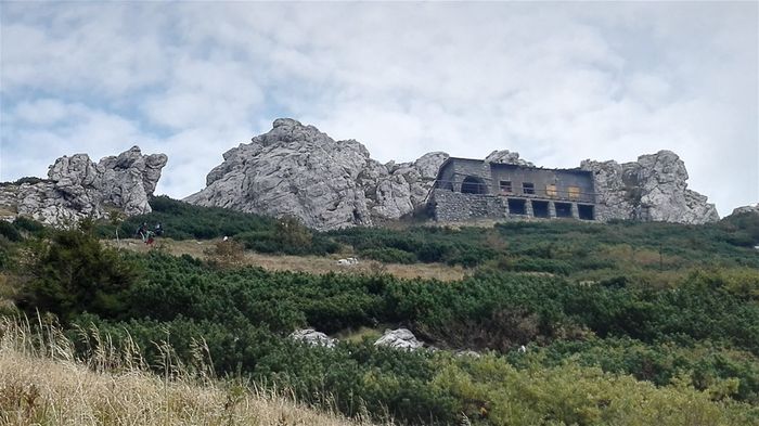 Pogled na (napušteni) planinarski dom i vrh Snježnik 