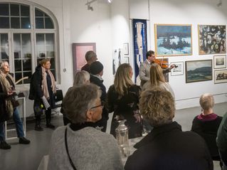 Povilas Syrrist-Gelgota på bratsj