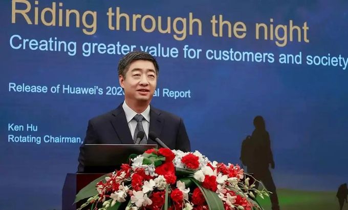 M. Ken Hu, président en exercice de Huawei lors la conférence de presse sur la publication du rapport annuel 2020 du groupe