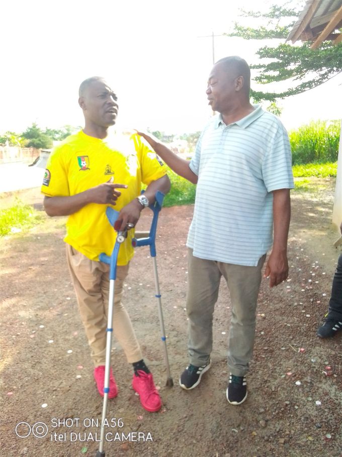 Elie Ndi en compagnie du 
