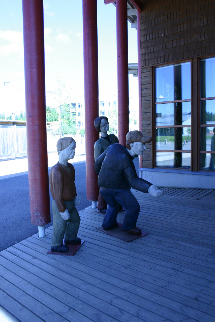 Pennistä, 
mänty,maali, 2000
