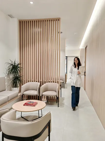 reforma integral clínica_sala de espera-listones de madera 3