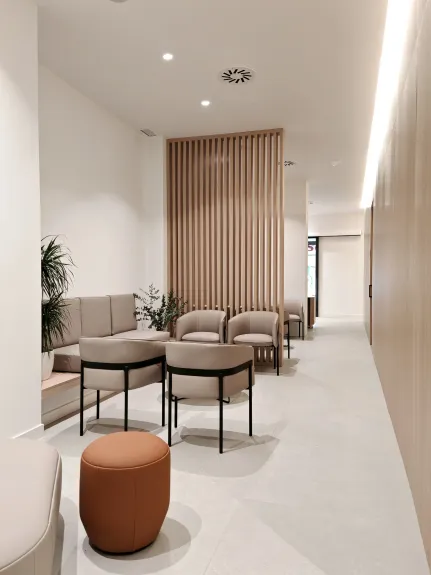 reforma integral clínica_sala de espera-listones de madera