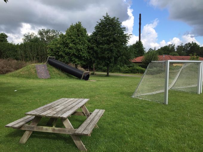 Boldbane med rutscherør i baggrunden