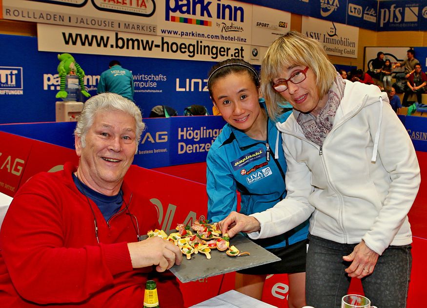 Susi Liu Jia verwöhnte ihre beiden Fans Renata Hönisch (ASK Nettingsdorf und Egon Kraminger (DSG Wels) vor dem Heimspiel gegen Metz mit Köstlichkeiten.

Foto: PLOHE