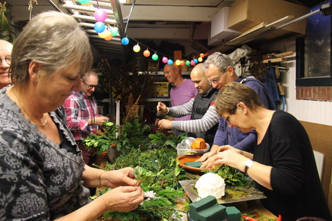 Kerststukjes maken bij ons in de garage. Een gezellige bezigheid. 21 december 2013.