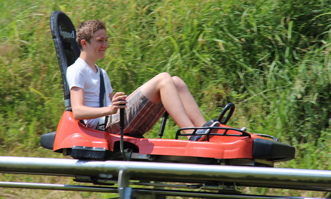 Tim op de rodelbaan