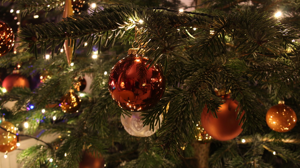 Om mijn gedachte te verzetten maar verder gegaan met het versieren van de Kerstboom