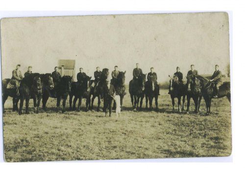 Groepsfoto L.R. Taxandria Diessen jaren dertig gemaakt bij café van Piet Reijen aan de loswal. Van links naar rechts: Kees Janssen Kzn, ….Wensinck?, Janus Verhoeven, Jan van Gils, Janus van Dorst, Toon Reijrink Jan van Nunen, Nard van Hamond, Willeke Timmermans, Jan Reijrink. En commandant sjef Verhoeven.