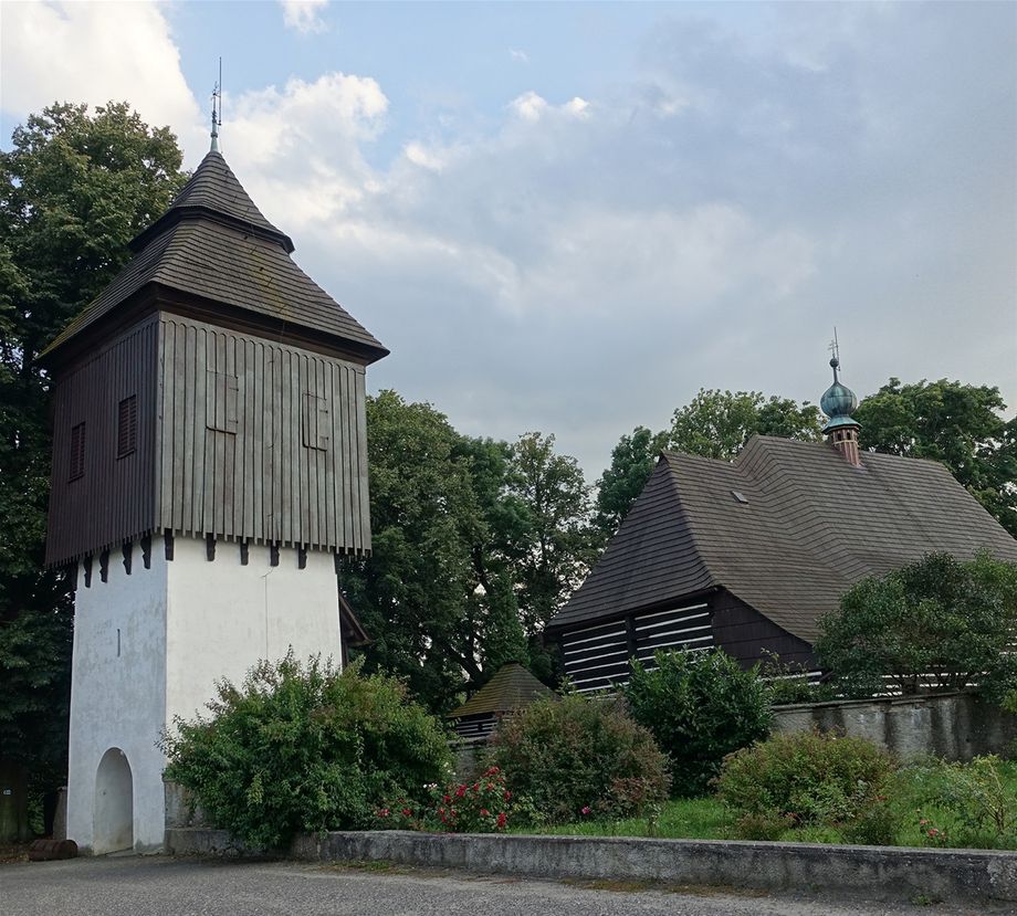 4.9.2021 Slavoňov. Krásný dřevěný roubený kostel svatého Jana Křtitele byl původně zasvěcen sv. Martinovi. Jak je v kraji zvykem, bylo zavřeno, ale protože se tu pravidělně konají mše, je při vhodném načasování (sobota 16:30 nebo neděle 9:00) možné vidět i interiér. Podle Českého atlasu (J.Koucourek, Východní Čechy) je včetně nástěnných maleb a trámového kazetového stropu zrekonstruován a patří k nejkrásnějším ukázkám sakrální architektury u nás. GPS 50.3430603N, 16.1974756E