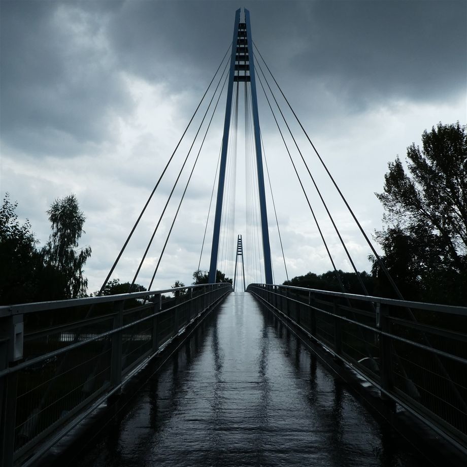 12.9.2021 Lávka přes Labe v Čelákovicích. Unikátní zavěšená konstrukce z roku 2014 se stala i stavbou roku. Je dlouhá 156 m, ocelové pylony jsou 37 m vysoké. Bez pár drobných stála 41 milion korun. Je velmi fotogenická v jakémkoliv počasí. GPS 50.1704647N, 14.7582525E