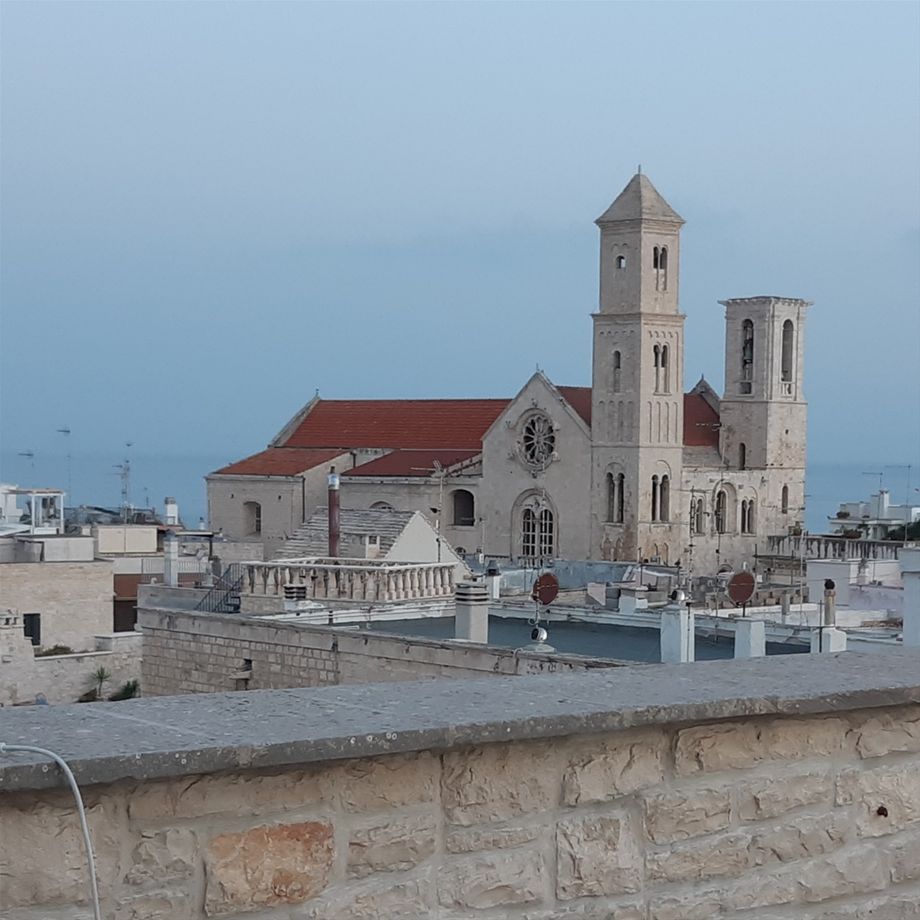 19.9.2021 Giovinazzo. Slunce za chvíli vyjde. Slaná vůně, křik ptáků. Katedrála Santa Maria Assunta, vytváří na pozadí moře iluzi lodi, kotvící v přístavu. Na klidné hladině se pohupují loďky, rybáři se nepřetrhnou, užívají si svěží nedělní ráno. Pak se rozezní kostelní zvony. GPS 41.1884063N, 16.6749316E