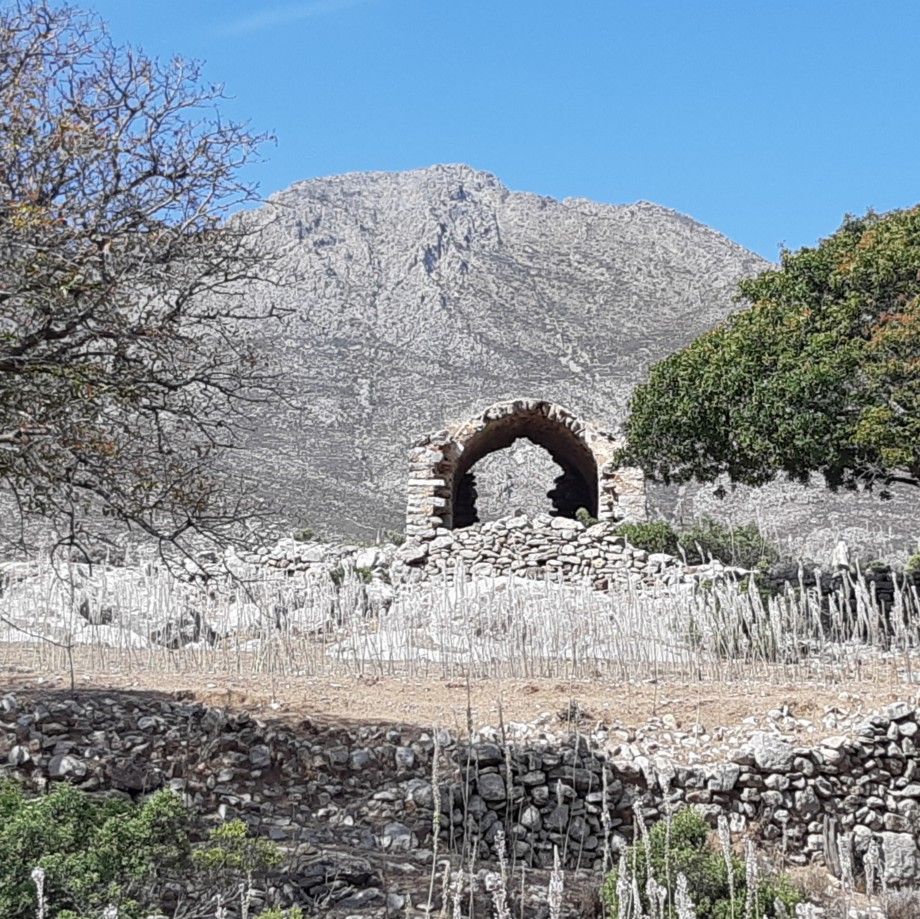 28.9.2022 Tilos, ruiny kostela Taxiarches, GPS 36.4393281N, 27.3577112E