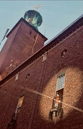 Marika Lagercrantz håller tal från Prinsens Galleri