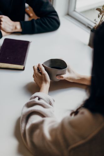 Kvinde der holder kaffekop i terapi samtale om f.eks. angst, stress, selvværd, krise, udbrændthed