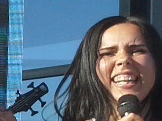 Eveliina Halme tuo Improklubiin bändinsä The Eve nings.