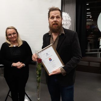 Tuomas Laajoki ja Kulttuuri- ja tiedesäätiö Kemi 2000:n valtuuskunnan puheenjohtaja, yliopettaja Airi Paloste.