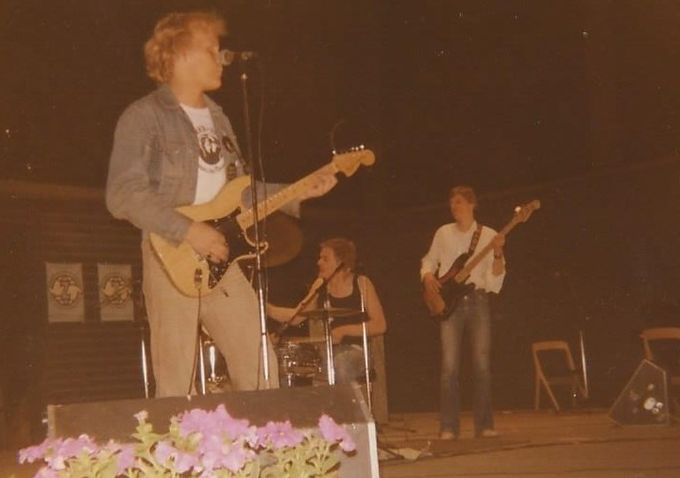 Pelle Miljoonan ja Rokkineuvoksen varhaisversion ensimmäinen kohtaaminen Helsingin Linnanmäellä 3.6.1978. Lavalla siis Pelle Miljoona & NUS. Kuva: Juhani Hiltunen.