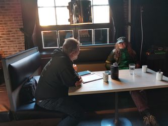 Pelle Miljoona otti rennosti Rokkineuvoksen haastattelussa. Kuva: Pasi Rauta. Klikkaa kuvaa, niin saat sen suuremmaksi.