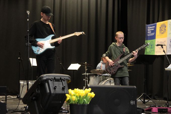 Kemiläinen Vietnam Twist kohosi yleisön suosikiksi Hyvän mielen konsertissa sykähdyttävillä rautalankakappaleillaan.
