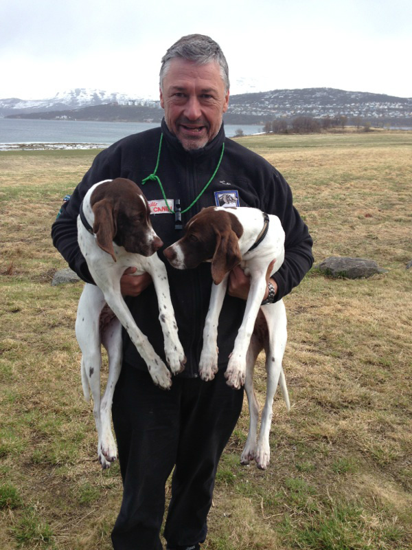 Rokkomborres Akita kom på besøk.  Aktia til venste og Bine til høyre.