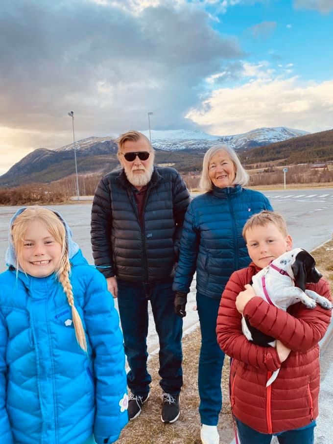 Inga og Ola Plassgård var og hentet Bine hos Andreas i Levanger.  Da måtte de også til farmor og farfar å vise henne fram og farfar er ingen ringere enn Bjørn Plassgråd!!
