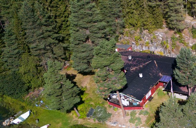 Rønlund Hyttepark is a campsite located in Røn in Vestre Slidre municipality. It is possible to rent boats, sup-boards and canoes. There is a lake nearby and the water temperature can reach 70°F (20°C) in the summer time.